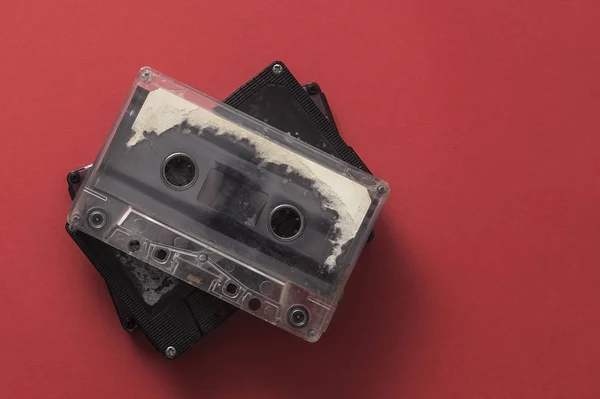 赤の背景にオーディオカセットテープ. — ストック写真