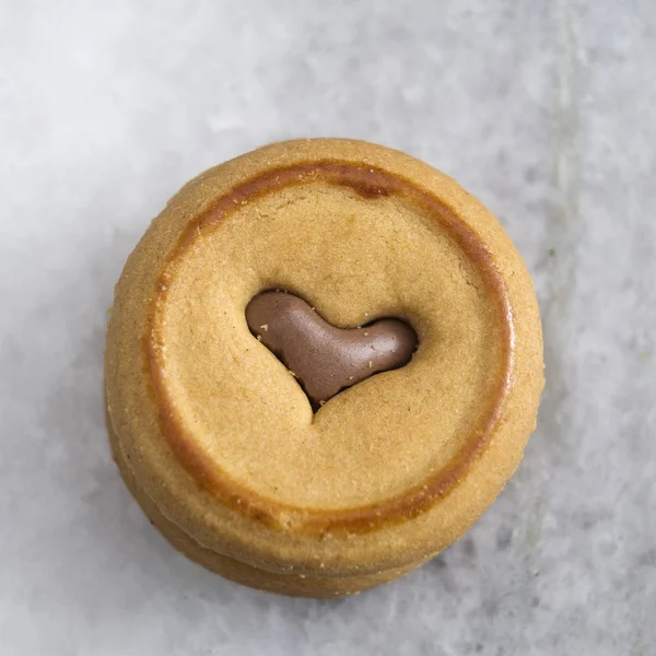 Biscotti con crema di cioccolato sul tavolo . — Foto Stock