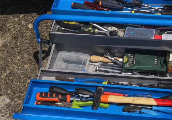 Conjunto de herramientas en caja de herramientas —  Fotos de Stock