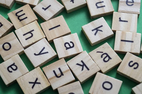 Γράμματα του αλφαβήτου σε ξύλινα σκραμπλ κομμάτια Φωτογραφία Αρχείου