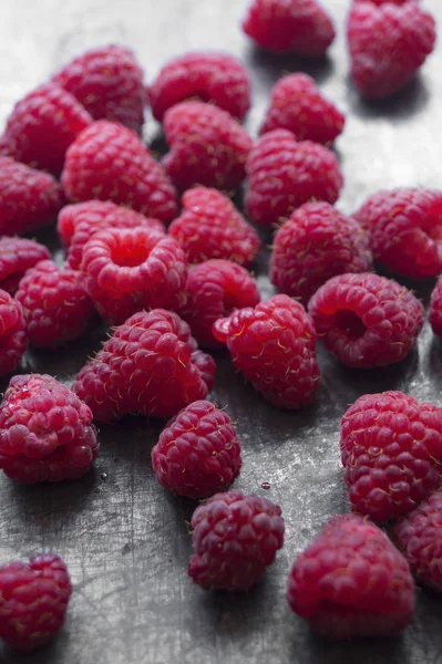 Red, delicious raspberries close up — стоковое фото
