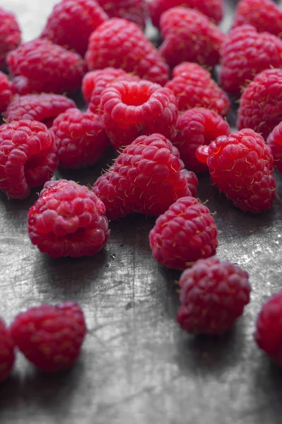 Red, delicious raspberries close up — стоковое фото