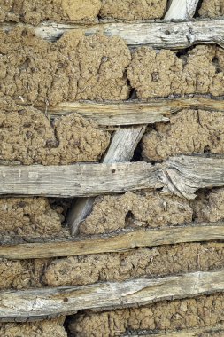 Saman ve çamurdan kil duvar.