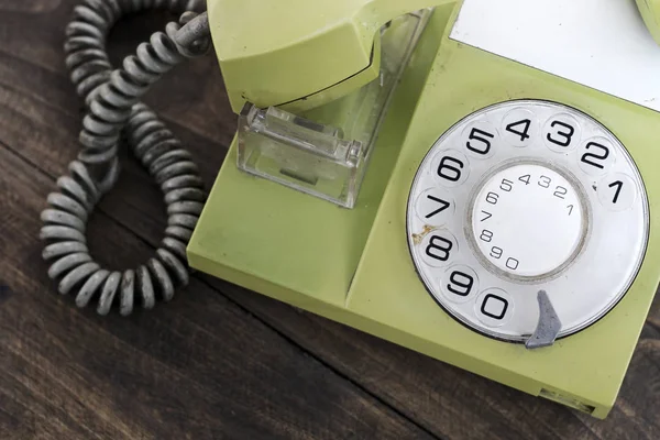 Telefono verde vecchio stile su sfondo di legno — Foto Stock