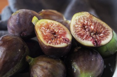 Yakın çekimde taze İncir Bölümü