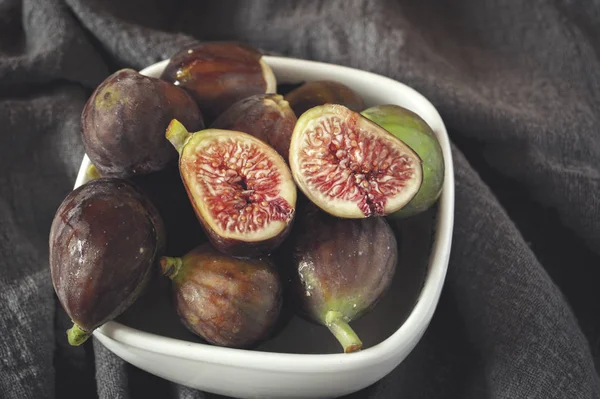 Whole figs and one fig sliced in half — Stock Photo, Image