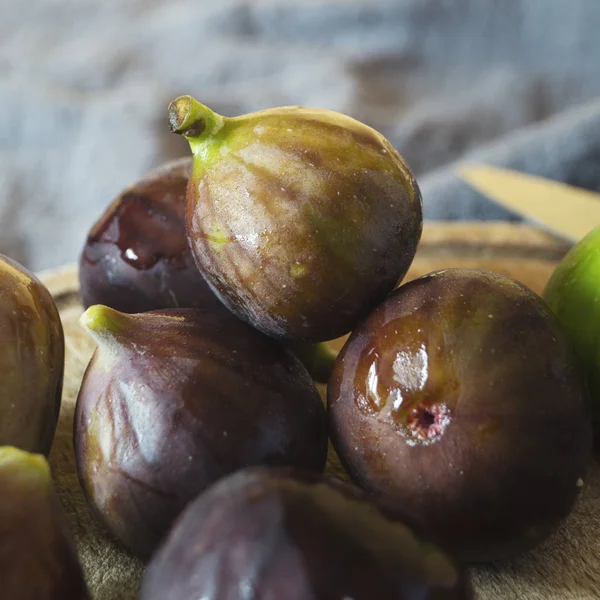 Portie verse vijgen op snijplank — Stockfoto