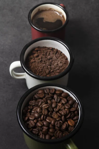 Cup of fresh raw organic coffee with beans and ground powder — Stock Photo, Image