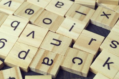 ahşap scrabble parçalar üzerinde alfabesi harfleri
