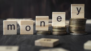 Basamaklardaki madeni paralar büyüyen basamak ve tahta küp blok