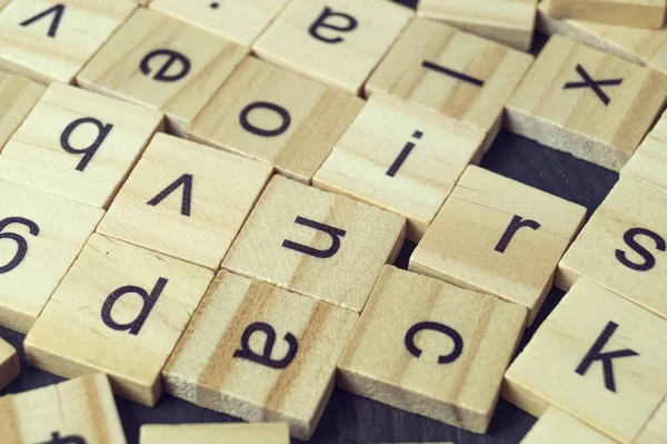 Letras del alfabeto en piezas de madera scrabble — Foto de Stock