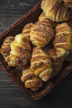 Ev yapımı çörekler ahşap masada.