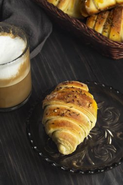 Ev yapımı çörekler ve ahşap masada kahve.