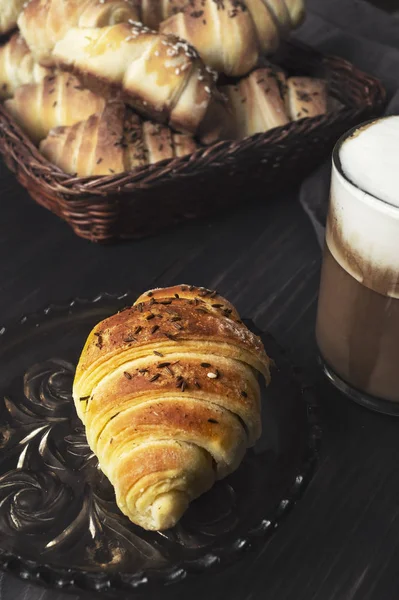 Panini fatti in casa e caffè sul tavolo di legno — Foto Stock