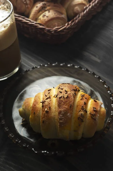 Caseiro Buns e café na mesa de madeira — Fotografia de Stock