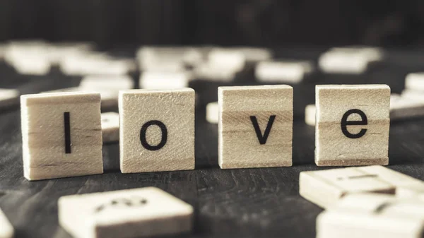 Woord liefde geschreven op houten blokken — Stockfoto