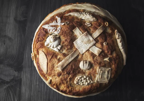 Feestelijke bakkerij vakantie brood op houten achtergrond Stockfoto