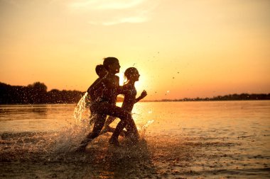 Üç çocuk dışarıda eğleniyor. Yaz tatili ve dostu aile kavramı