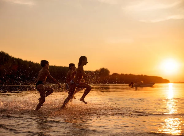 Trois Enfants Qui Amusent Dehors Concept Vacances Été Famille Amicale — Photo