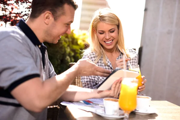 Belo Casal Olhando Para Tablet Café — Fotografia de Stock