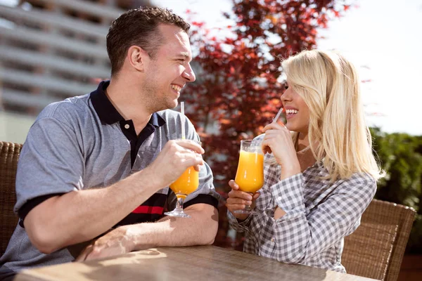 Par Kärlek Sitter Ett Café Och Kommunicera Närbild Ett Lyckligt — Stockfoto