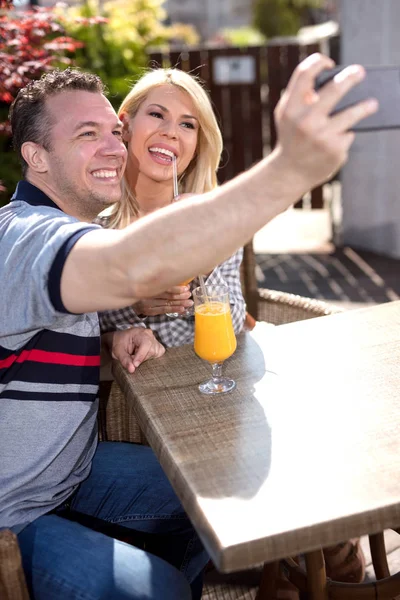 Casal Feliz Posando Para Uma Selfie — Fotografia de Stock