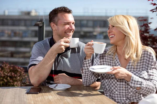 Par Kärlek Sitter Ett Café Och Kommunicera Närbild Ett Lyckligt — Stockfoto