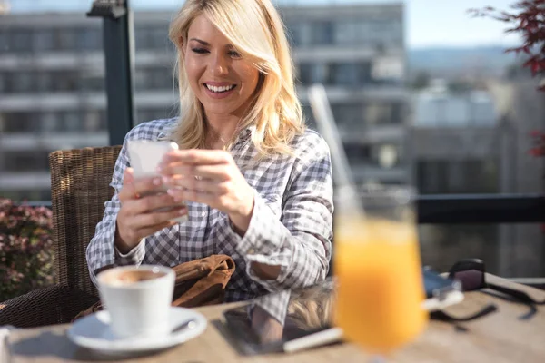 Kvinna Att Skriva Skriva Meddelande Smart Telefon Ett Modernt Café — Stockfoto