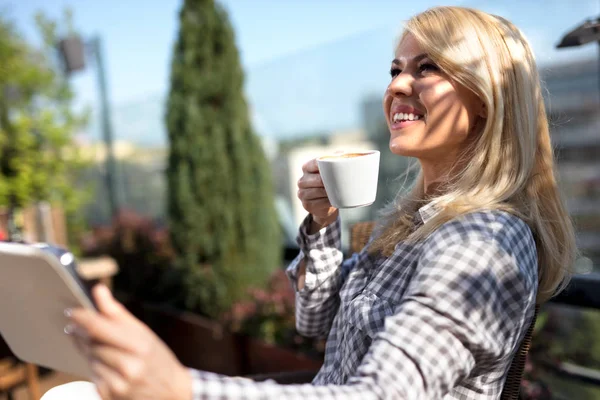 Kvinna Att Skriva Skriva Meddelande Smart Telefon Ett Modernt Café — Stockfoto