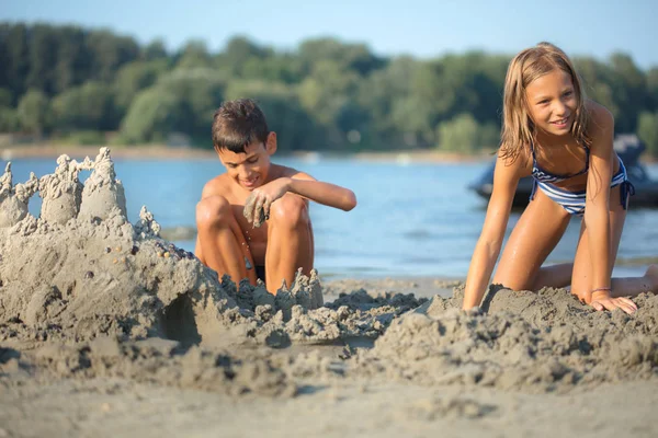 Niños Felices Jugando Playa Imágenes De Stock Sin Royalties Gratis