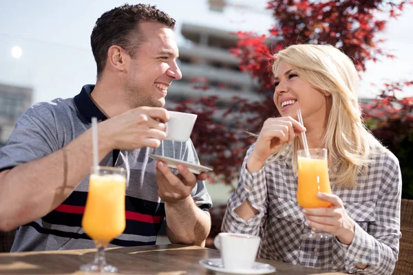 Pareja Enamorada Sentada Café Comunicando Primer Plano Una Pareja Feliz Fotos De Stock