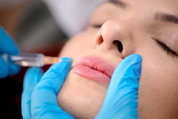 Frau Bekommt Botox Eingriff Arzt Steht Neben Ihr Und Hält — Stockfoto