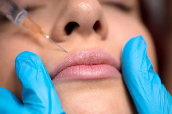 Kadın Botox Yordamı Oluyor Doktor Onun Yanında Duran Şırınga Tutarak — Stok fotoğraf