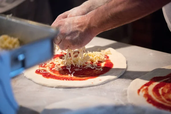 Chef Experto Preparando Pizza Con Las Manos — Foto de Stock