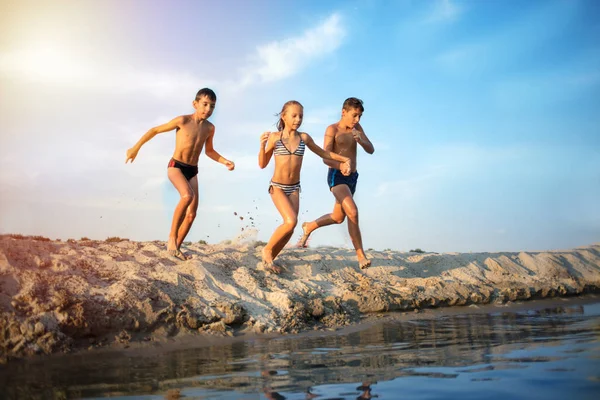 Enfants Heureux Jouant Sur Plage Heure Lever Soleil — Photo