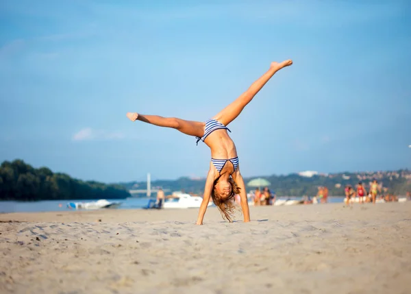 Девочка Подросток Прыгает Пляже Дневное Время — стоковое фото