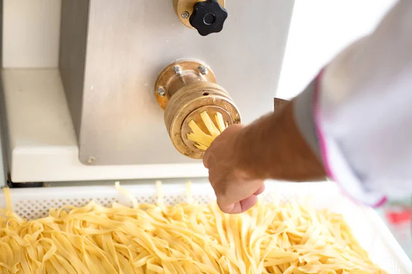 Hombre Que Trabaja Con Máquina Fabricación Pasta Pastas Caseras Pasta — Foto de Stock