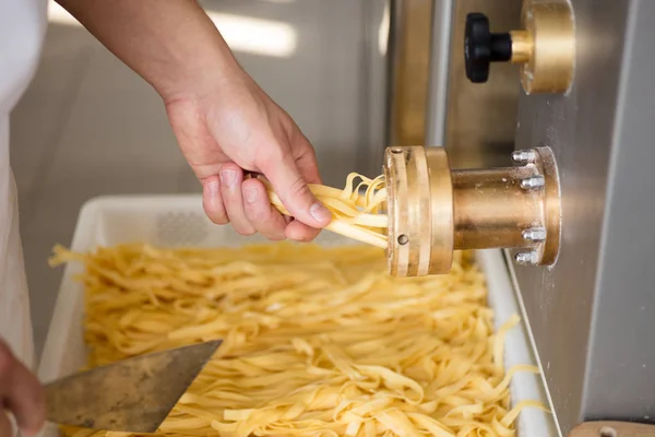 Hombre Que Trabaja Con Máquina Fabricación Pasta Pastas Caseras Pasta — Foto de Stock