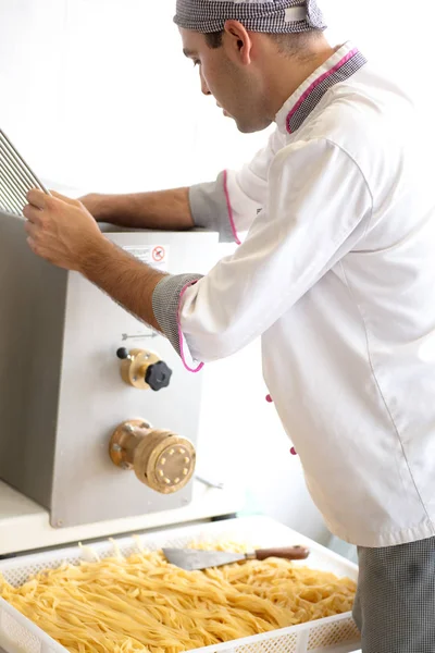 Man Aan Het Werk Met Vervaardiging Van Pastamachine Huisgemaakte Pasta — Stockfoto