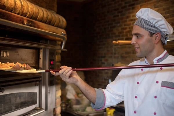 Concepto Comida Preparación Pizza Italiana Tradicional Joven Chef Uniforme Blanco —  Fotos de Stock