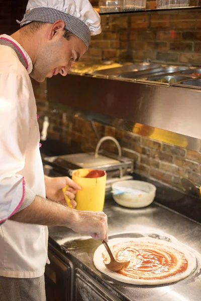 Cocine Cocina Poniendo Los Ingredientes Pizza Concepto Pizza —  Fotos de Stock