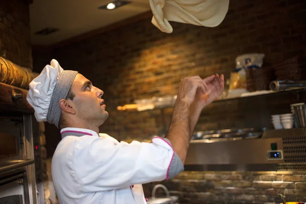 Pizzabäcker Wirft Pizzateig Die Luft — Stockfoto