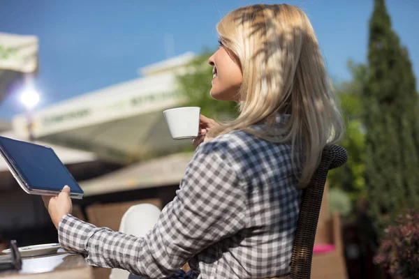 Jovem Empresária Bebendo Café Usando Computador Tablet Café — Fotografia de Stock