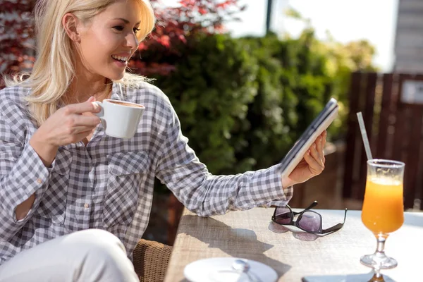 Kahve Içme Kafede Tablet Bilgisayar Kullanarak Genç Kadını — Stok fotoğraf