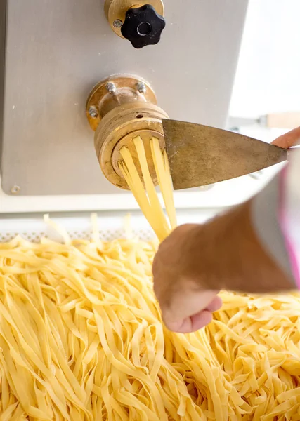 Hombre Que Trabaja Con Máquina Fabricación Pasta Pastas Caseras Pasta Fotos de stock