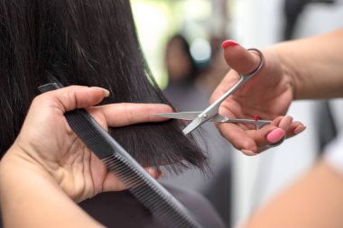 Şık bir saç modeli oluşturma işlemi