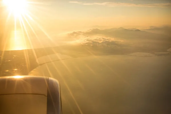 Vista Del Ala Tierra Plano Desde Ventana Del Avión —  Fotos de Stock