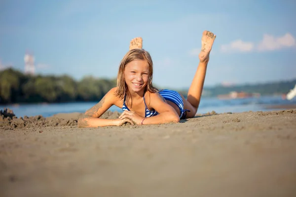 Meisje Strand Liggend Het Zand — Stockfoto