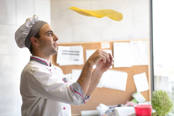 Koki Terampil Menyiapkan Adonan Untuk Pizza Bergulir Dengan Tangan Dan — Stok Foto
