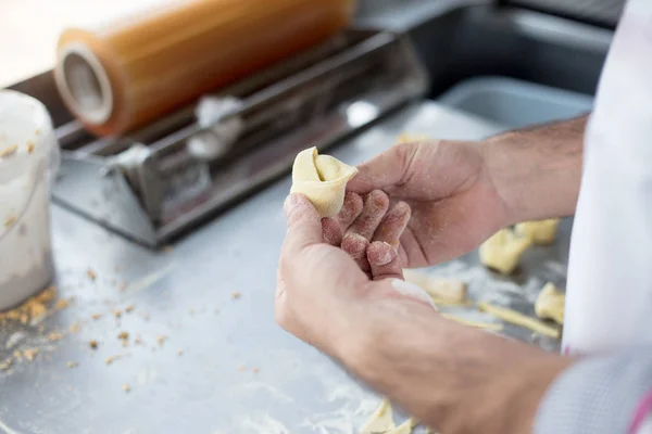 Chef Kok Zelfgemaakte Rauwe Italiaanse Tortellini Maken — Stockfoto